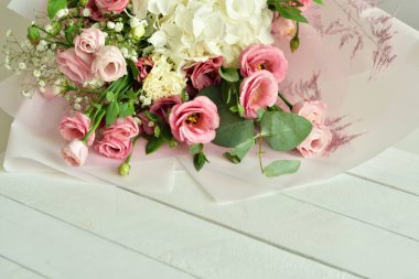 Bir buket narin gül, Eustoma, ortanca. Çiçek kompozisyonu. Çiçek kartı modeli. Anneler günü, sevgililer günü, doğum günü. Uzayı kopyala Tebrik şablonu. Düğün davetiyesi. Seçmeli odak