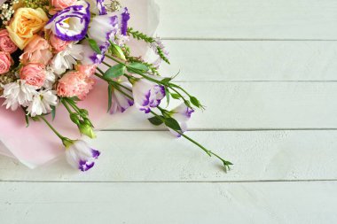 Bir buket narin gül, Eustoma, ortanca. Çiçek kompozisyonu. Çiçek kartı modeli. Anneler günü, sevgililer günü, doğum günü. Uzayı kopyala Tebrik şablonu. Düğün davetiyesi. Seçmeli odak