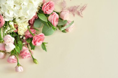 Bir buket narin gül, Eustoma, ortanca. Çiçek kompozisyonu. Çiçek kartı modeli. Anneler günü, sevgililer günü, doğum günü. Uzayı kopyala Tebrik şablonu. Düğün davetiyesi. Seçmeli odak