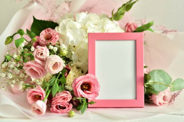 Bir buket narin gül, Eustoma, ortanca ve fotofram. Çiçek kartı modeli. Anneler günü, sevgililer günü, doğum günü. Uzayı kopyala Tebrik şablonu. Düğün davetiyesi. Seçmeli odak