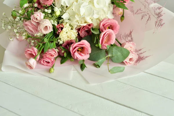 Bir buket narin gül, Eustoma, ortanca. Çiçek kompozisyonu. Çiçek kartı modeli. Anneler günü, sevgililer günü, doğum günü. Uzayı kopyala Tebrik şablonu. Düğün davetiyesi. Seçmeli odak