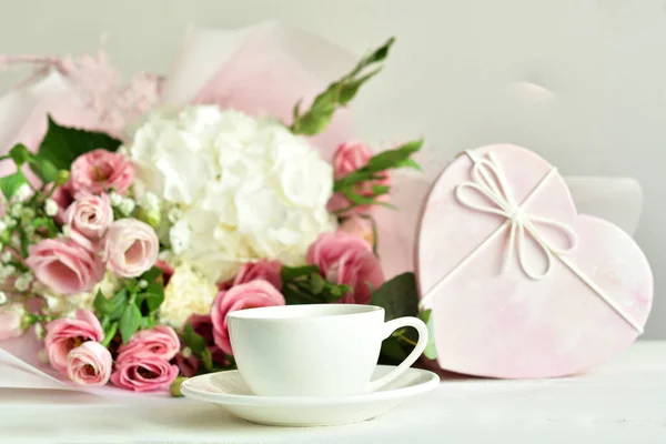 Bouquet Delicate Pink Flowers Gift Present Box Flowers Greeting Card — Stock Photo, Image