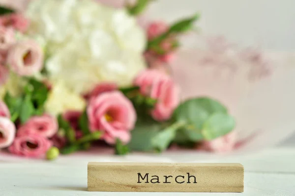 Maart Tekst Houten Blok Kalender Boeket Van Delicate Rozen Eustoma — Stockfoto