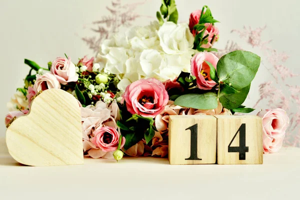 Febrero Calendario Bloques Madera Ramo Rosas Delicadas Eustoma Hortensia Concepto — Foto de Stock