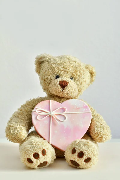 一束精致的粉红色花朵和礼物盒 泰迪熊 情人节 情人节 2月14日 生日贺卡 妇女贺卡或母亲节贺卡 — 图库照片