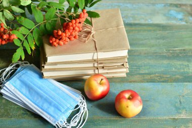 Öğretmenler günün kutlu olsun. Kitap, rowan, elma ve tıbbi koruyucu maske, fotokopi alanı, natürmort. COVID-19 Coronavirus. Uzaklık Çevrimiçi Öğrenme Konsepti. Odaklanma