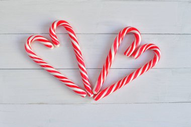 Noel ağacı köknar dalları ve arka planda şeker kamışı. Yeni yılı bekliyorum. Üst görünüm, kopyalama alanı, düz yatış