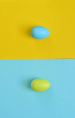 Paskalya yumurtaları ve renkli arka planla yapılmış. Bahar tatili konsepti. Yaratıcı kopyalama alanı. Düz yatıyordu.