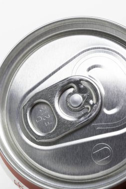 Vidalia, Georgia / Abd - 28 Mayıs 2019: Bir Coca-Cola'nın üst kapağının seçici odağıyla çekilen ve baskılı metin kırmızı alüminyum kutuyu gösteren bir makro stüdyo ürünü.