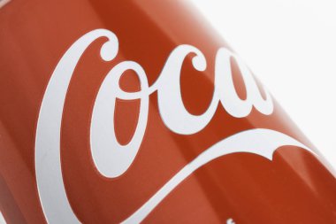 Vidalia, Georgia / Abd - 28 Mayıs 2019: Alüminyum tek servis kırmızı kutuya basılmış Coca-Colas logosunun bir kısmının yakın çekim veya aşırı makro fotoğrafı.