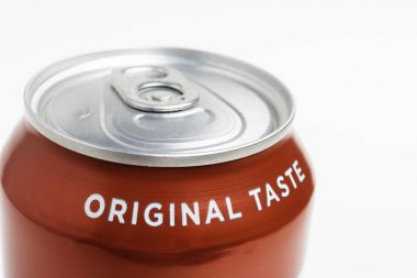 Vidalia, Georgia / Abd - 28 Mayıs 2019: Bir Coca-Cola'nın üst kapağının seçici odağıyla çekilen ve baskılı metin kırmızı alüminyum kutuyu gösteren bir makro stüdyo ürünü.
