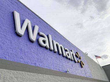 Vidalia, Georgia / Abd - 13 Haziran 2019: Vidalia, Georgia, ABD'deki büyük kutu mağaza cephesinin üst kısmında Walmart'ın önde gelen ışıklı 3d markası ve logosu.
