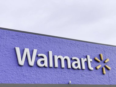 Vidalia, Georgia / Abd - 13 Haziran 2019: Vidalia, Georgia, ABD'deki büyük kutu mağaza cephesinin üst kısmında Walmart'ın önde gelen ışıklı 3d markası ve logosu.