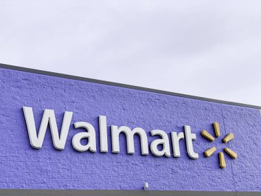 Vidalia, Georgia / Abd - 13 Haziran 2019: Vidalia, Georgia, ABD'deki büyük kutu mağaza cephesinin üst kısmında Walmart'ın önde gelen ışıklı 3d markası ve logosu.