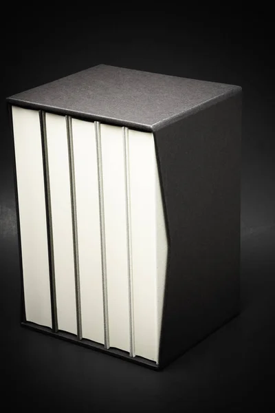 Ein Satz Von Fünf Monochromen Leinengebundenen Büchern Die Einem Schwarzen — Stockfoto