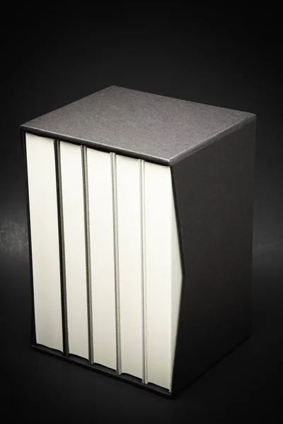 Egy Sor Monokromatikus Ruhával Kötött Könyvek Tárolt Belsejében Egy Fekete — Stock Fotó