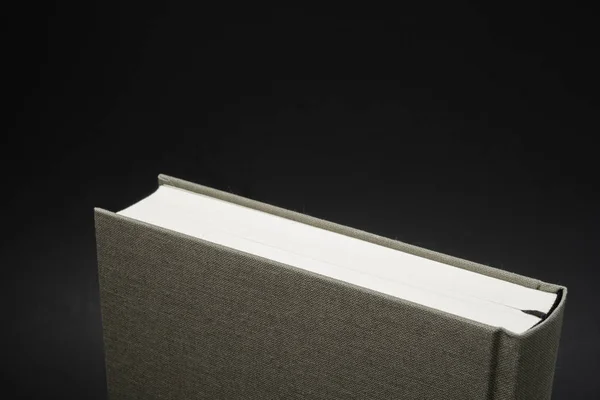 暗い背景に設定された永久的な黒いシルクのブックマークを持つ布で囲まれた本の上部のクローズアップビュー — ストック写真