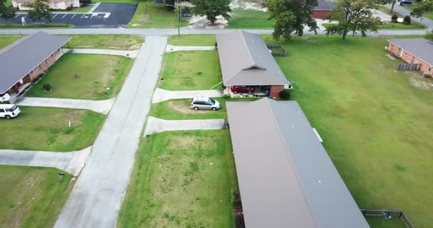 Luftaufnahme Einer Typisch Amerikanischen Vorortgegend Die Eine Mischung Aus Wohn — Stockvideo