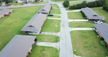 Park, çim, ağaçlar, çalılar ve diğer tarlalar için boşluklar swathes ile sokakları ve ülke yollarda driveways bağlı konut, ticari ve doğal alanların bir karışımını gösteren tipik bir Amerikan banliyö bölgesinin bir havadan görünümü.