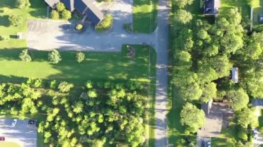Park, çim, ağaçlar, çalılar ve diğer tarlalar için boşluklar swathes ile sokakları ve ülke yollarda driveways bağlı konut, ticari ve doğal alanların bir karışımını gösteren tipik bir Amerikan banliyö bölgesinin bir havadan görünümü.