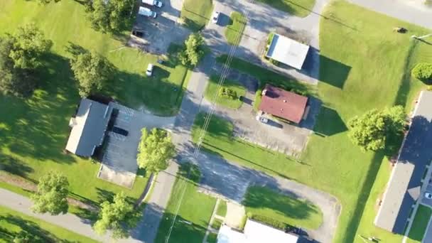 典型的美国郊区鸟瞰图 显示住宅 商业和自然空间的混合 通过车道与街道和乡村道路相连 并配有停车场 灌木和其他种植园的空间 — 图库视频影像