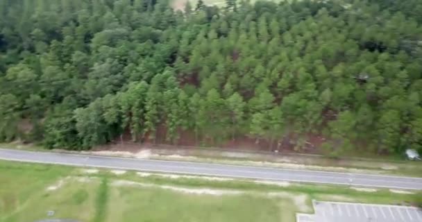 Vue aérienne d'une banlieue américaine typique montrant un mélange d'espaces résidentiels, commerciaux et naturels reliés par des allées aux rues et aux routes de campagne avec des bandes d'espaces pour les parkings, pelouses, arbres, buissons et autres plantations .