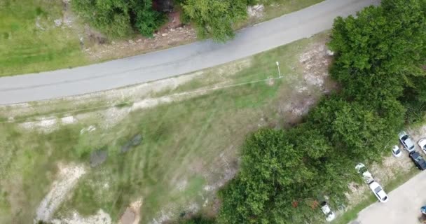 Vue aérienne d'une banlieue américaine typique montrant un mélange d'espaces résidentiels, commerciaux et naturels reliés par des allées aux rues et aux routes de campagne avec des bandes d'espaces pour les parkings, pelouses, arbres, buissons et autres plantations .