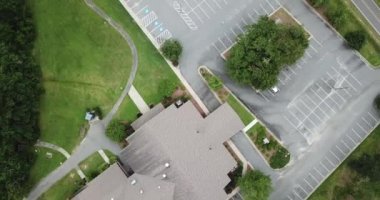 Park, çim, ağaçlar, çalılar ve diğer tarlalar için boşluklar swathes ile sokakları ve ülke yollarda driveways bağlı konut, ticari ve doğal alanların bir karışımını gösteren tipik bir Amerikan banliyö bölgesinin bir havadan görünümü.