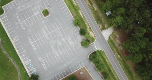 Vue aérienne d'une banlieue américaine typique montrant un mélange d'espaces résidentiels, commerciaux et naturels reliés par des allées aux rues et aux routes de campagne avec des bandes d'espaces pour les parkings, pelouses, arbres, buissons et autres plantations .