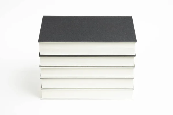 DüzgünCe Yığılmış Monokromatik Bez Ciltli Kitaplar Bir Set — Stok fotoğraf