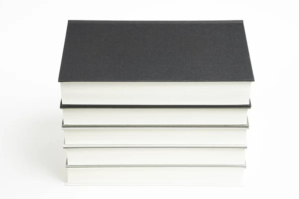 Un ensemble de livres attachés en tissu monochromatique soigneusement empilés — Photo