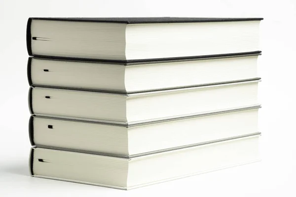 Un conjunto de libros atados de tela monocromática cuidadosamente apilados — Foto de Stock