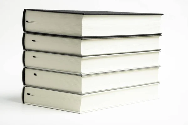 Ein Satz säuberlich gestapelter, einfarbig in Leinen gebundener Bücher — Stockfoto