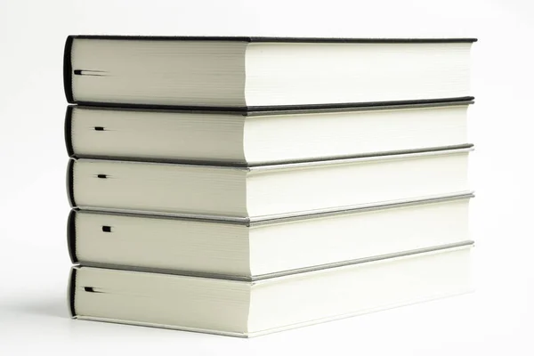 一套整齐堆叠的单色布装书籍 — 图库照片