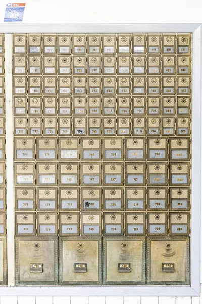 Папки Mid-Century Design Brass Post Office — стоковое фото