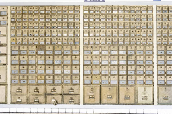 Návrh mosazných poštovních schránek v polovině století — Stock fotografie