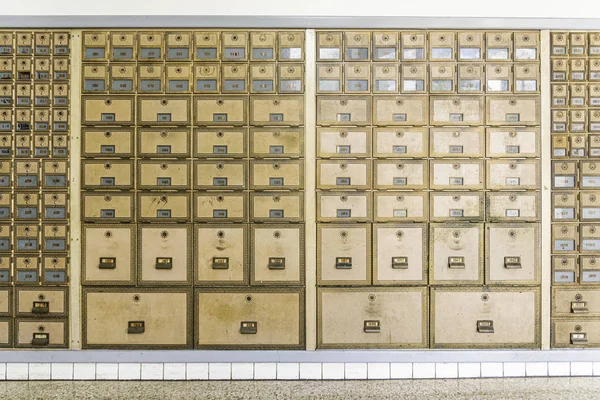 Orta Yüzyıl Tasarım Pirinç Posta Posta Kutuları — Stok fotoğraf