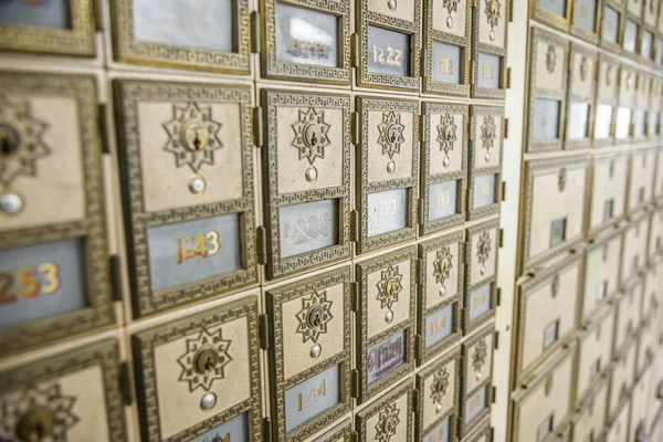 Cassette postali in ottone di design di metà secolo — Foto Stock