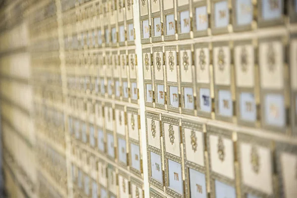 Дизайн середнього століття Латунні поштові поштові скриньки — стокове фото