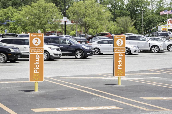 Walmart pick-up service parkeerplaats — Stockfoto