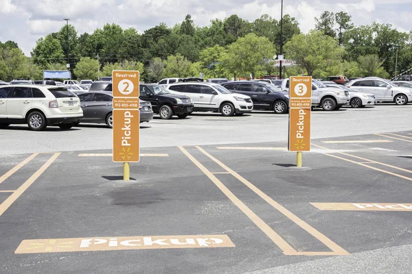 Walmart pick-up service parkeerplaats — Stockfoto