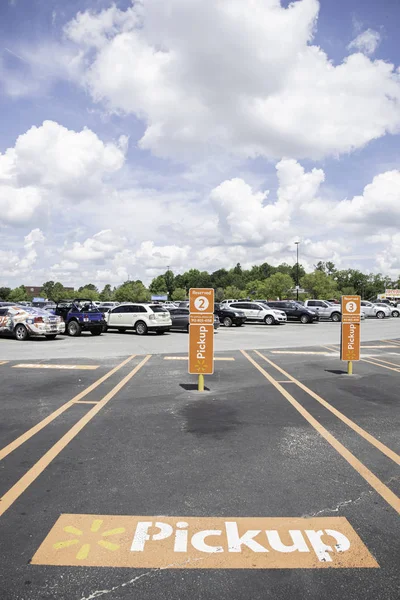 Serviço de Recolha Walmart Área de estacionamento — Fotografia de Stock