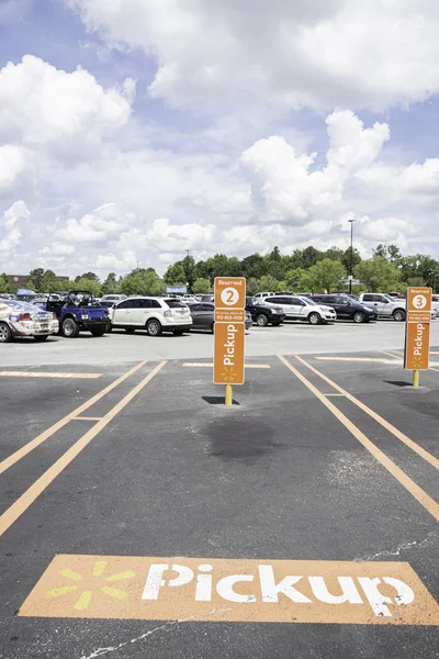 Serviço de Recolha Walmart Área de estacionamento — Fotografia de Stock