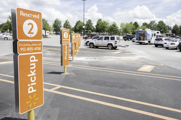 Walmart pick-up service parkeerplaats — Stockfoto