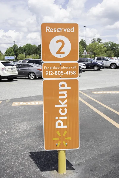 Walmart pick-up service parkeerplaats — Stockfoto