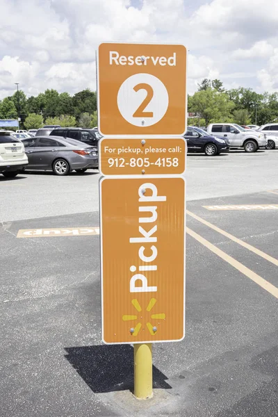 Walmart pick-up service parkeerplaats — Stockfoto