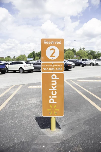 Walmart pick-up service parkeerplaats — Stockfoto