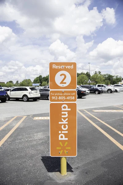 Walmart pick-up service parkeerplaats — Stockfoto