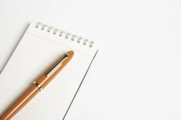 Oranje Vulpen met spiraal afhankelijke notebook — Stockfoto