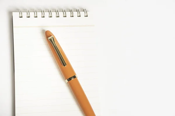 Oranje Vulpen met spiraal afhankelijke notebook — Stockfoto